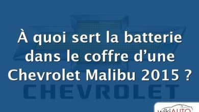 À quoi sert la batterie dans le coffre d’une Chevrolet Malibu 2015 ?